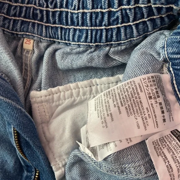 Levi’s Women’s High Waist A-Line Shorts - Picture 3 of 3